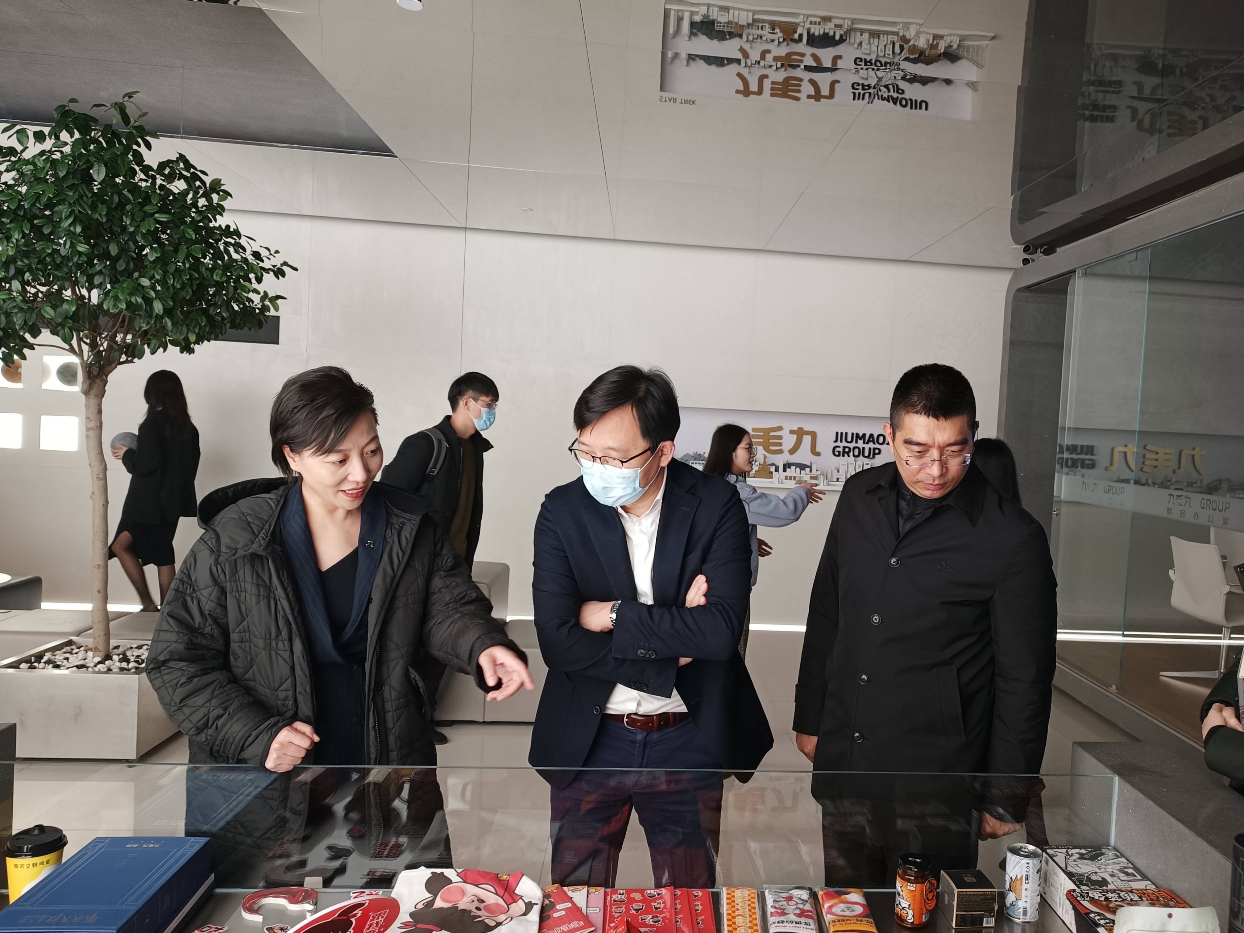 市商務局局長洪謙帶隊調研餐飲業發展情況